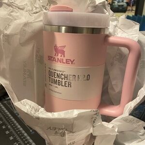 Stanley Cup Pink Quencher H2.0 flowstate 40oz Tumbler New in Box
